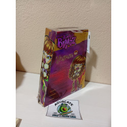 Bratz Muñeca de moda Alwayz Yasmin con 10 accesorios y póster